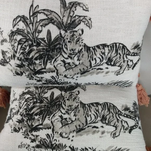 COTTON & VELVET PRINT PILLOW WITH TIGEr IMAGES & TASSELS - Picture 1 of 10